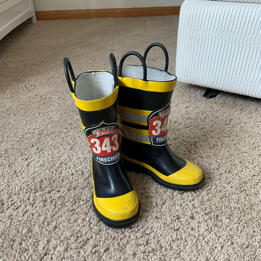Toddler rain boot size 9